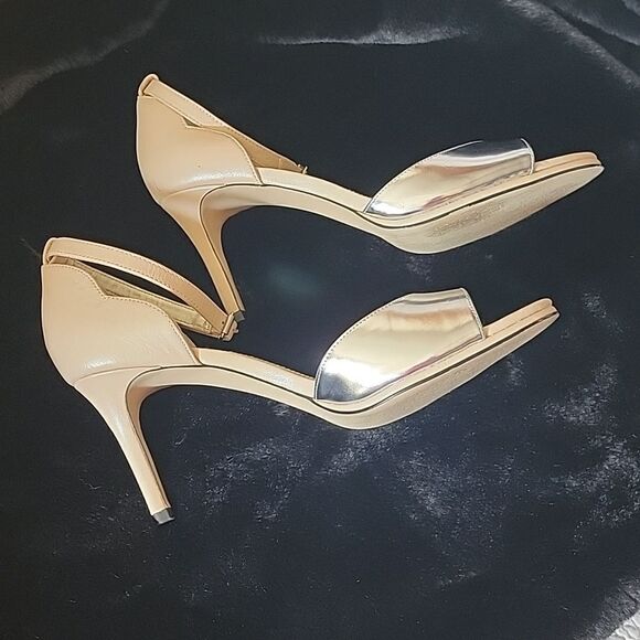 Tahari Heeled ankle Sandles Like new - Picture 10 of 12